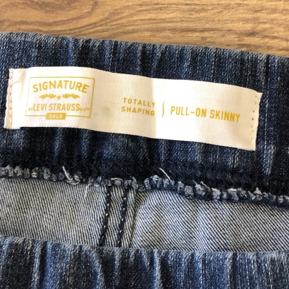 NWT LEVIS SIGNATURE PULL ON SKINNY JEANS IN SIZE 39/28 with two back pocket - Picture 3 of 6